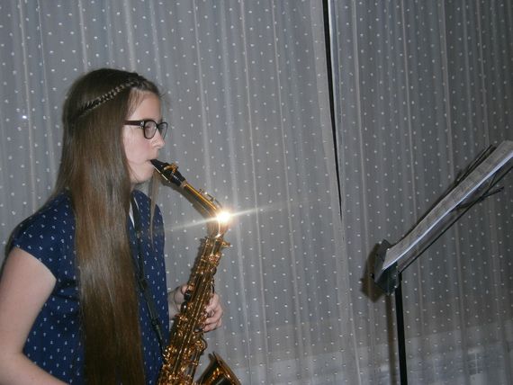 Zuzanna Zajda gra na saksofonie